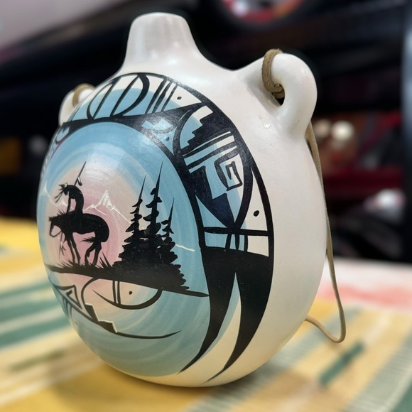 Southwest Native Artist Signed Inez Pottery Wall Hanging Canteen Vase - Picture 3 of 10